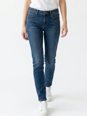 Madewell size 27. Blue‎ stretchy straight leg jean 8” front rise